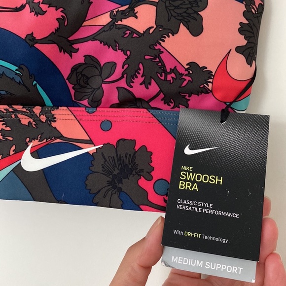 NWT Slim Fit Nike Swoosh Bra, XS - Picture 5 of 8